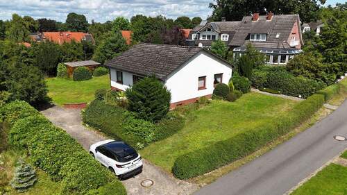 Hausansicht - SCHMUCKES UND GEPFLEGTES EINFAMILIENHAUS - MIT ZUSÄTZLICHEM BAUGRUNDSTÜCK