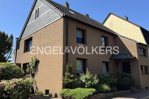 Straßenansicht - Ein- bzw. Zweifamilienhaus: Gute Gelegenheit für Haus- und Gartenliebhaber