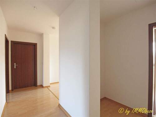 Ein Blick in den Flur - 3 Zimmer Etagenwohnung zur Miete in Flöha