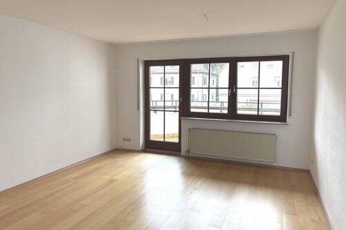 Wohnen, Blick zum Balkon - 3 Zimmer Etagenwohnung zum Kaufen in Schorndorf