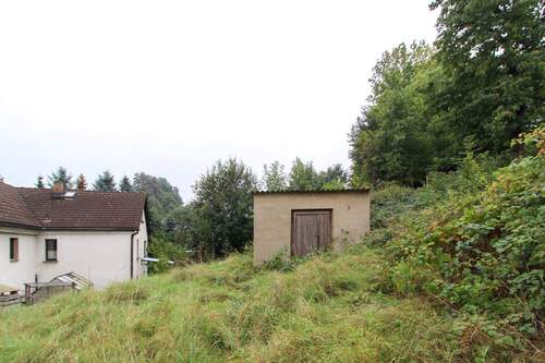 Schuppen und Nachbarbebauung - 