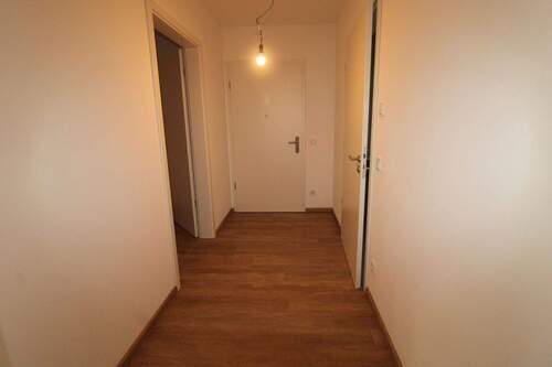 Flur - Etagenwohnung mit 79,50 m&sup2; in Spalt zur Miete