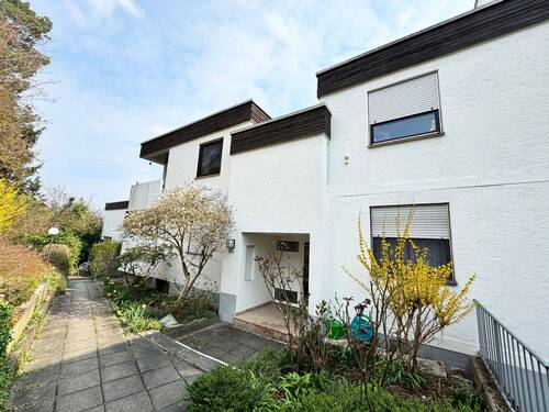 Hausansicht - Lichtdurchflutete Terrassenwohnung mit traumhaftem Blick ins Grüne