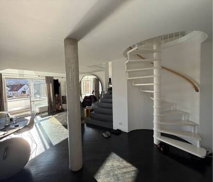 Wohnzimmer mit Wendeltreppe - 5 Zimmer Etagenwohnung in Kernen im Remstal