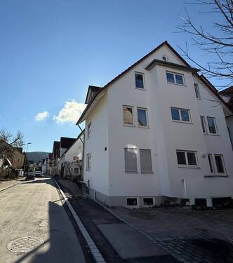Hausansicht mit Seitenstraße - Etagenwohnung mit 140,00 m&sup2; in Kernen im Remstal zum Kaufen