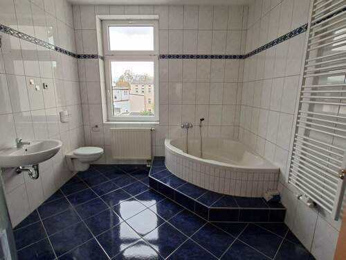 Bad mit Fenster/Wanne/Dusche - 