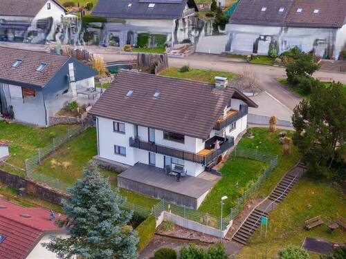 Drohnenbild - Vielseitiges Einfamilienhaus in idyllischer Lage - perfekt für Familien oder mehrere Generationen