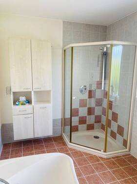 Bad-EG-Dusche.jpg - Einfamilienhaus mit 130,00 m² in Straubing zum Kaufen