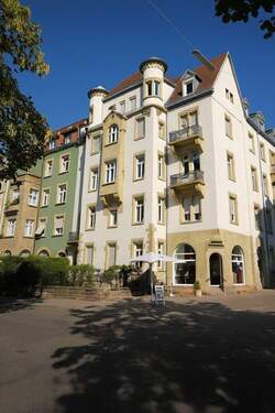 Außenansicht - Seltene Gelegenheit am Gutenbergplatz: Hochwertig ausgestattete 3-Zimmer Wohnung im Altbaustil mit Balkon zu verkaufen