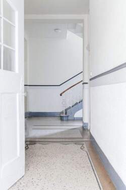 Hausflur - 3 Zimmer Etagenwohnung in Karlsruhe