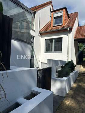 Seitliche Hausansicht mit Zugang zum Garten - 