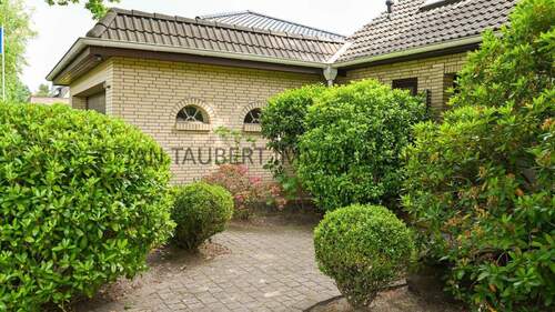 Hauseingang rechts - 5 Zimmer Einfamilienhaus in Hamburg