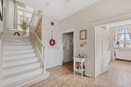 Treppenhaus im Erdgeschoss - 9 Zimmer Einfamilienhaus in Stein-Bockenheim