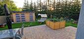 Terrasse, Gartenhaus, Hochbeet - 