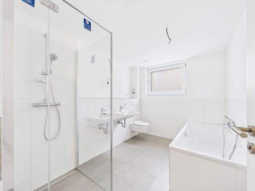 Bad mit Wanne und Dusche - 