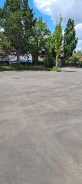 Einfahrt - Parkplatz - Halle in Kitzingen zum Kaufen