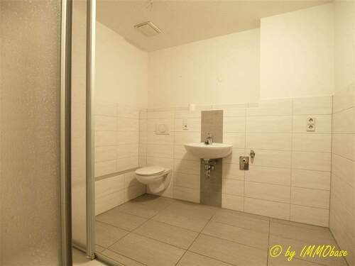 Bad mit Dusche - 2 Zimmer Etagenwohnung in Frankenberg