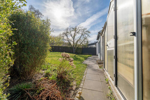 Seitlicher Eingang zum Garten - 
