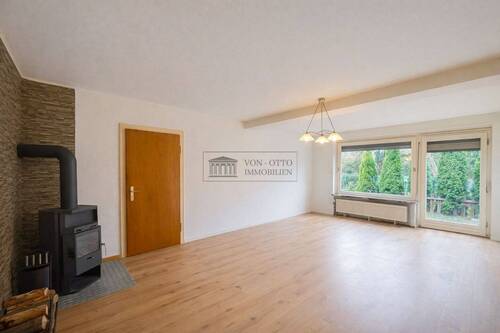 Gemütliches Wohnzimmer mit Kamin - 7 Zimmer Mehrfamilienhaus, Wohnhaus in Ilsede