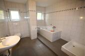 Badezimmer mit Dusche und Badewanne - 