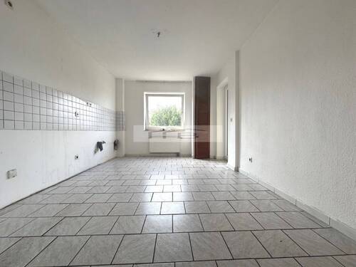 Küche mit Besenschrank und Zutritt zum Loggia-Balkon - 