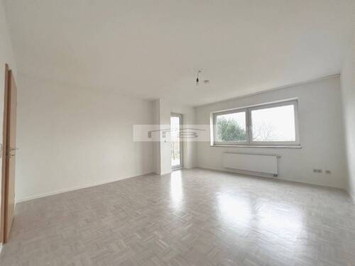 Wohnzimmer mit Zutritt zum Loggia-Balkon (linke Wand könnte entfernt werden) - 