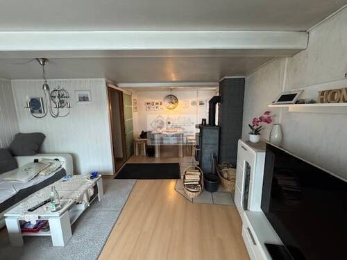 Wohnzimmer mit Essplatz - 6 Zimmer Einfamilienhaus in Homberg Efze