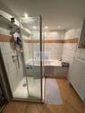 Bad mit Dusche und Wanne - 