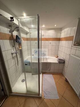 Bad mit Dusche und Wanne - 