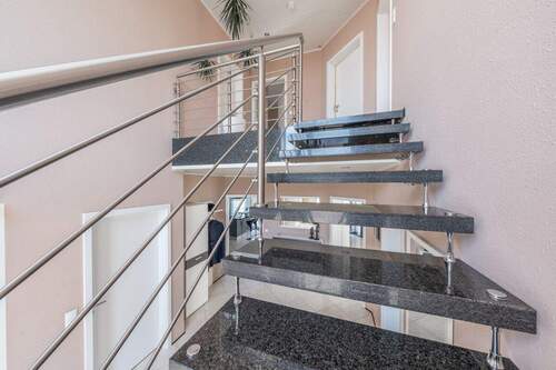 Über die Granittreppe mit Edelstahllauf - 