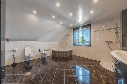 und mit Dusche und Badewanne ausgestattet - 