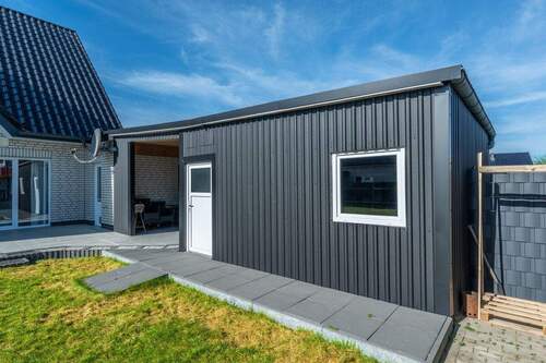 und großem Gartenhaus - 