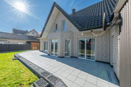 Eine weitläufige Terrasse bietet viel Platz - 