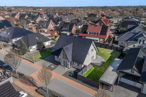 Das Einfamilienhaus fügt sich harmonisch ins Wohngebiet ein - 