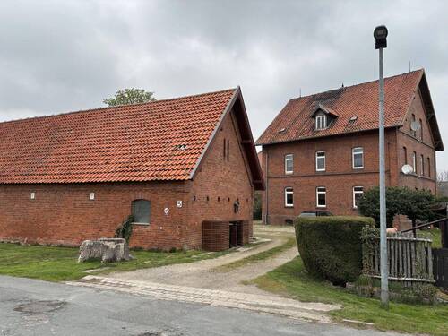 Ansicht Straße - 1 Zimmer Mehrfamilienhaus, Wohnhaus zum Kaufen in Pattensen