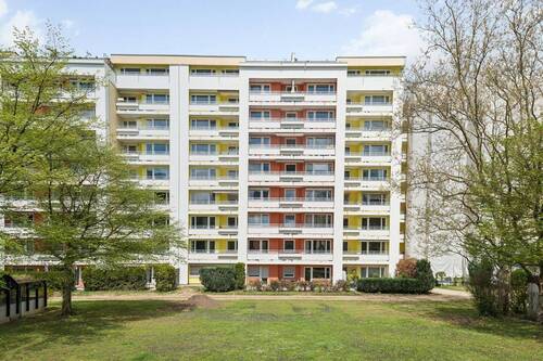 Nau sanierte Fassade - München Moosach: Gepflegte 3,5-Zimmer-Wohnung im 7.OG - Loggia mit Alpenblick!