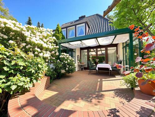 Seitenansicht mit überdachter Terrasse - Gemütliches, helles Einfamilienhaus in ruhiger, zentraler Lage in Stuhr-Brinkum