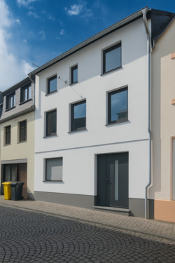 Aussenansicht KI Generiert - Handwerker aufgepasst! Vielseitiges Mehrfamilienhaus mit Entwicklungschancen