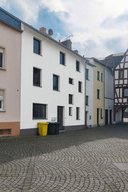 Rückseite KI Generiert - 6 Zimmer Mehrfamilienhaus, Wohnhaus in Lahnstein