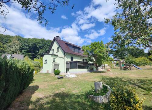 Ansicht vom Garten - Ein stilvolles Zuhause mit modernem Komfort und großem Garten