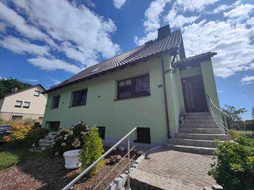 Ansicht von der Straße - 6 Zimmer Einfamilienhaus zum Kaufen in Sonneberg