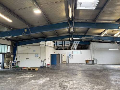 wärmegedämmt - Hallenfläche mit Büros und gepflastertem Hof