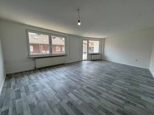 Heller Wohnbereich mit angrenzenden Balkon - 3 Zimmer Etagenwohnung zur Miete in Duisburg / Untermeiderich