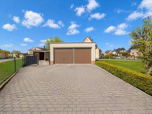Zufahrt zum Grundstück - Mehrfamilienhaus, Wohnhaus mit 155,00 m&sup2; in Delitzsch zum Kaufen