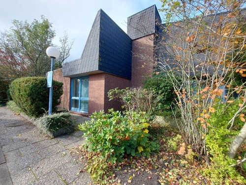 Blick von den Stellplätzen auf das Gebäude - Büro zum Kaufen in Aukrug