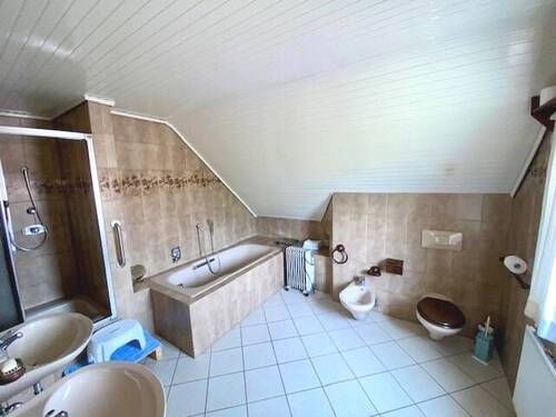 Wohnliche Wellnes-Atmosphäre im großen Familienbad - 