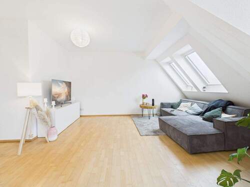 helles Wohnzimmer - 3 Zimmer Etagenwohnung zum Kaufen in Hannover