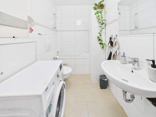 Badezimmer mit Badewanne & Dusche - 