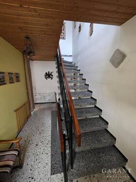 Links Treppenhaus - Mehrfamilienhaus, Wohnhaus mit 200,00 m&sup2; in Bodelshausen zum Kaufen