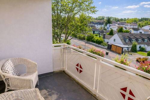Balkon mit Ausblick - Familien & Paare Wohlfühlwohnung mit Weitblick: 3 Zimmer, Balkon & Ausbaupotenzial